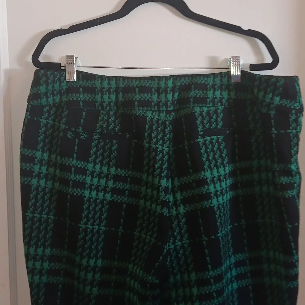 New York & Company Green Plaid Pants - Picture 4 of 5